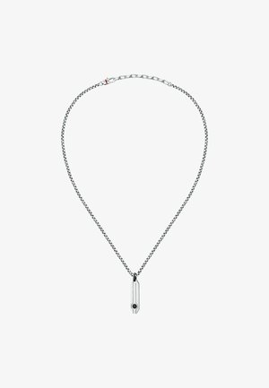 Collana in argento con un sottile pendente allungato con un'inserto di pietra nera. La catena è testurizzata con anelli intrecciati.