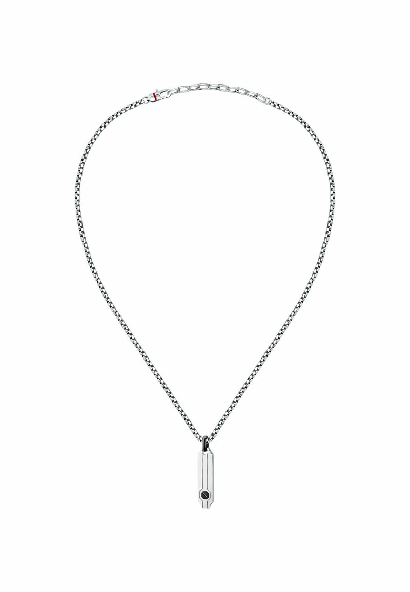 Collana in argento con un sottile pendente allungato con un'inserto di pietra nera. La catena è testurizzata con anelli intrecciati.