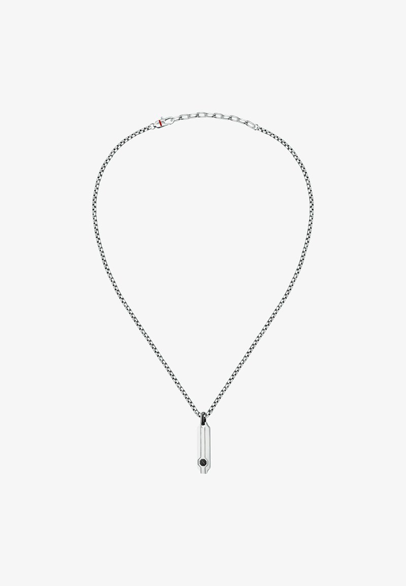 Collana in argento con un sottile pendente allungato con un'inserto di pietra nera. La catena è testurizzata con anelli intrecciati.