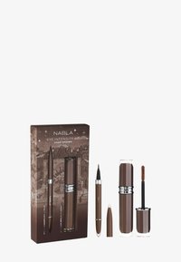 Le kit NABLA Eye Intensity en brun profond comprend un crayon, un eyeliner liquide et un gel à sourcils dans un emballage élégant avec des détails de design marron complexes.