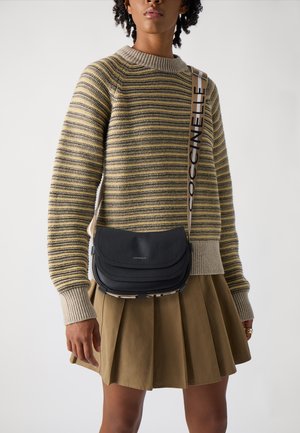 Borsa a tracolla in pelle nera con una forma morbida e arrotondata e superficie texturizzata. Presenta una tracolla decorativa con il marchio "Coccinelle".