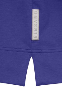 Shorts in cotone viola con una fessura laterale, dotati di un'etichetta in tessuto grigia con "ELBSAND" impresso. Texture morbida e design semplice.