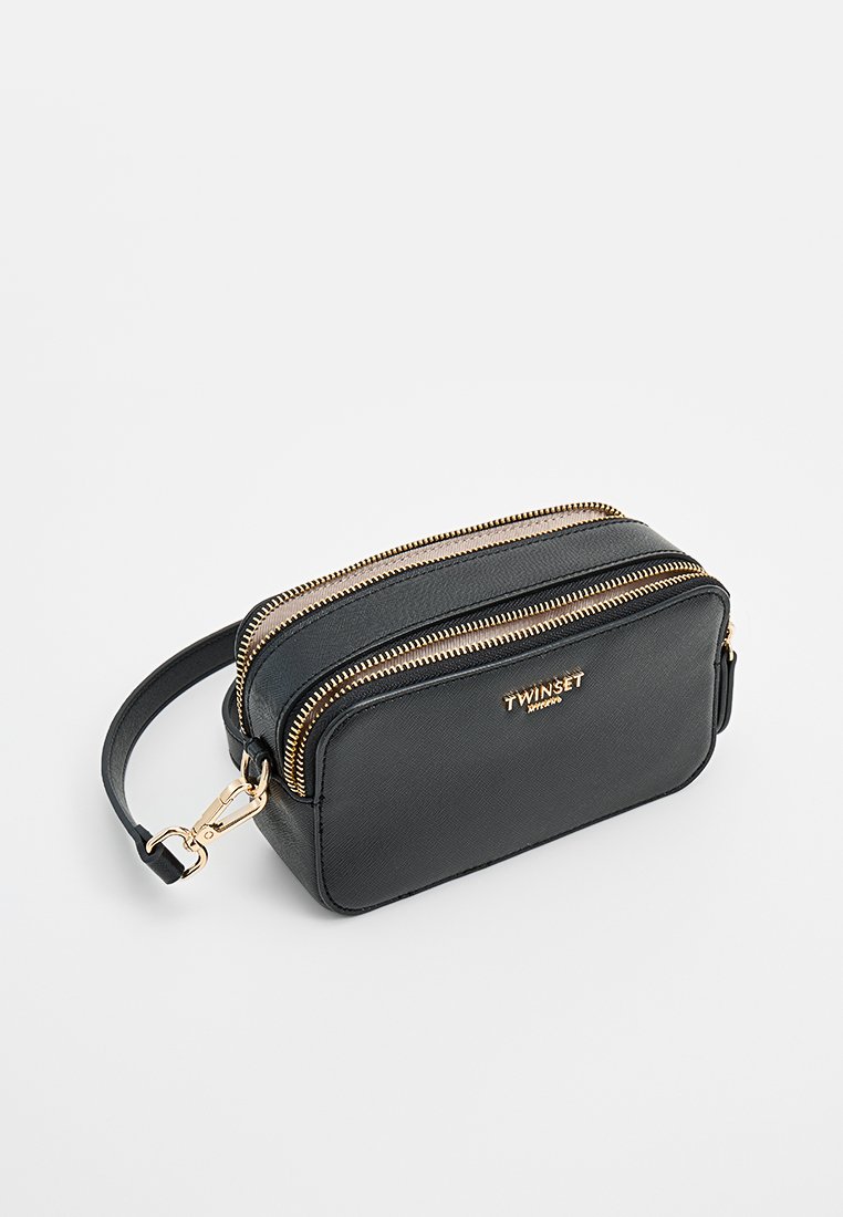 Czarna torebka z syntetycznej skóry z zamkiem, ozdobiona złotymi akcentami; prostokątny kształt, pojedyncza rączka, dwa zamykane na suwak komory, wytłoczone logo.