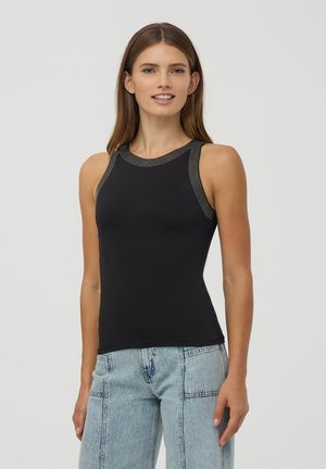 Top senza maniche nero realizzato in tessuto elasticizzato, con un colletto testurizzato e dettagli metallici. Abbina con jeans blu chiaro.