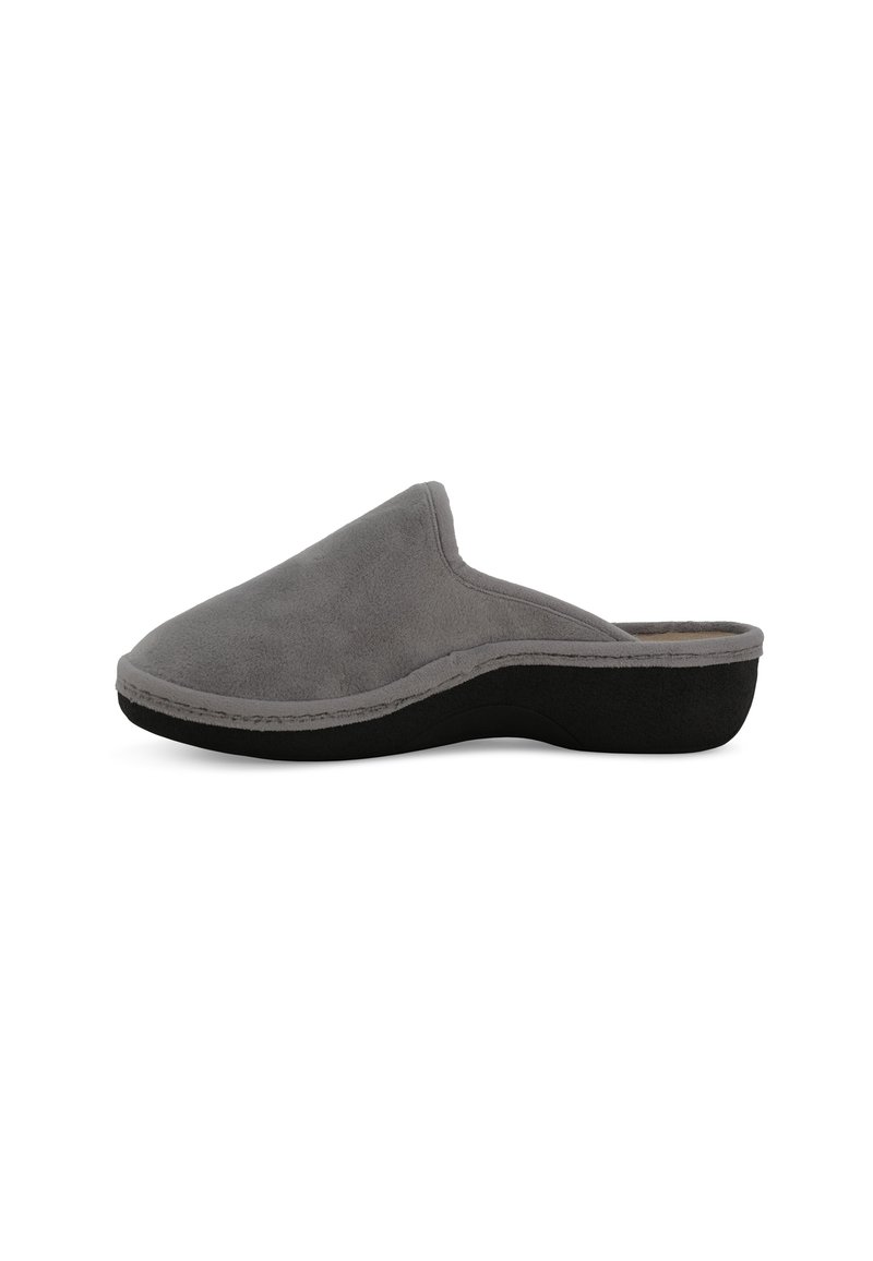 Pantofole slip-on in suede grigio con punta arrotondata, parte superiore morbida e suola in gomma nera a contrasto. Presentano una cucitura minimale lungo il bordo.