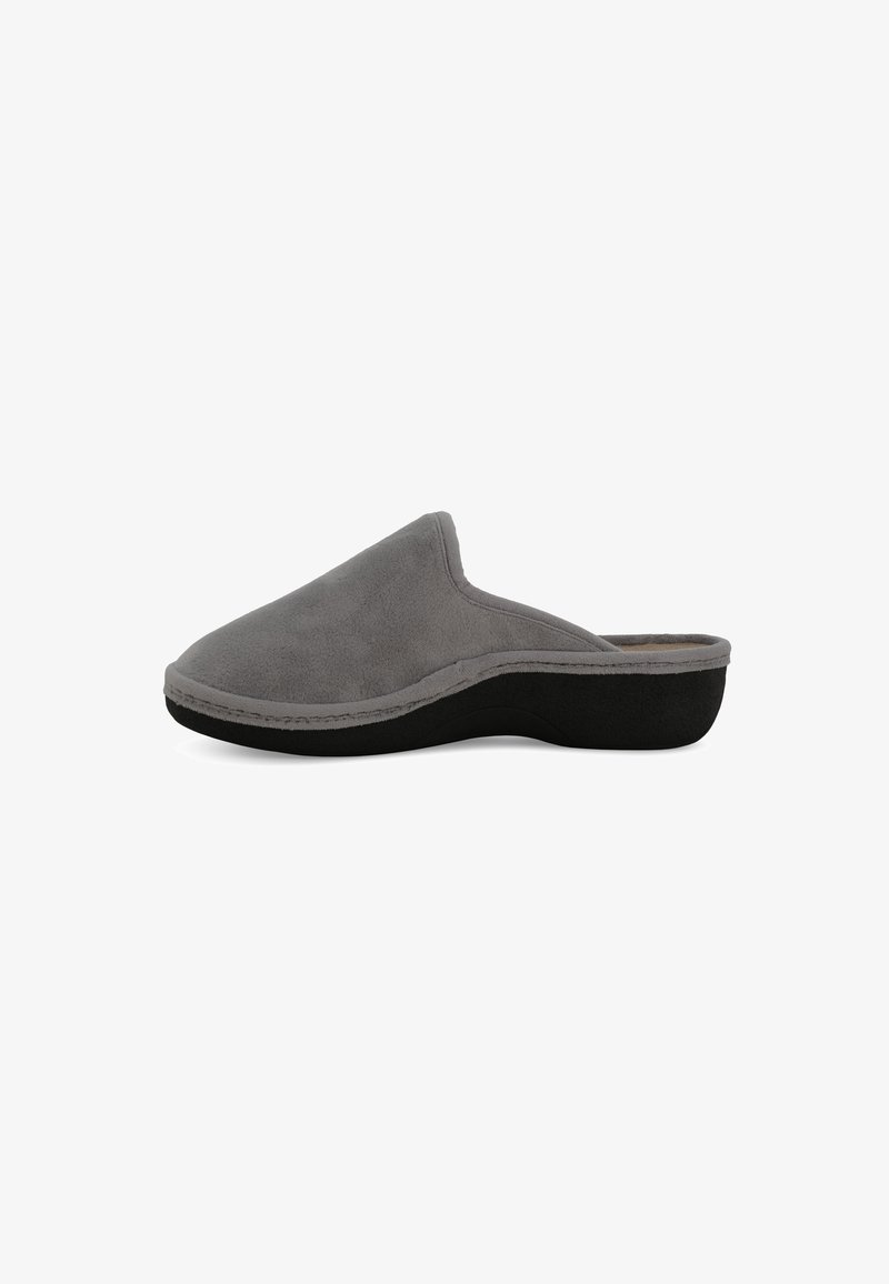 Pantofole slip-on in suede grigio con punta arrotondata, parte superiore morbida e suola in gomma nera a contrasto. Presentano una cucitura minimale lungo il bordo.