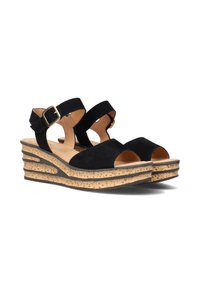 Zwarte suede wedge sandalen met open teen, enkelbandje en gesp, met een textuurcorken platform met gelaagd ontwerp.