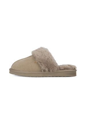 Beige slip-on tøfler med tyk blød pelsforing og blød sål, designet til indendørs komfort og varme.