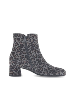 Stivaletto da donna alla caviglia con stampa leopardata grigia e nera, punta arrotondata, zip laterale e tacco basso a blocco.