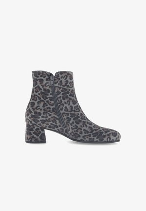 Bottine femme montante à la cheville avec imprimé léopard gris et noir, bout arrondi, fermeture éclair latérale et petit talon bloc.
