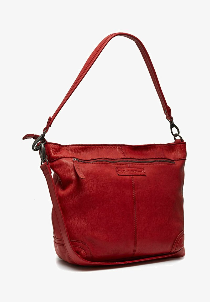Rode lederen schoudertas met een enkele schouderband, een rits bovenaan en decoratieve stiksels aan de zijkanten. Gladde textuur, minimale hardware.