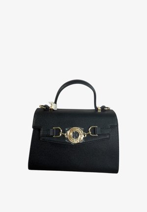 Borsa in pelle nera con texture, manico superiore e dettaglio di fibbia circolare dorata sulla pattina frontale centrale.