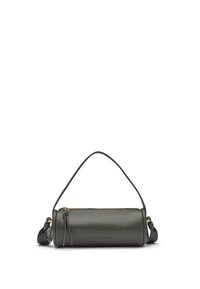 Borsa a cilindro in pelle verde scuro con manico corto, zipper dorato e tracolla nera regolabile.