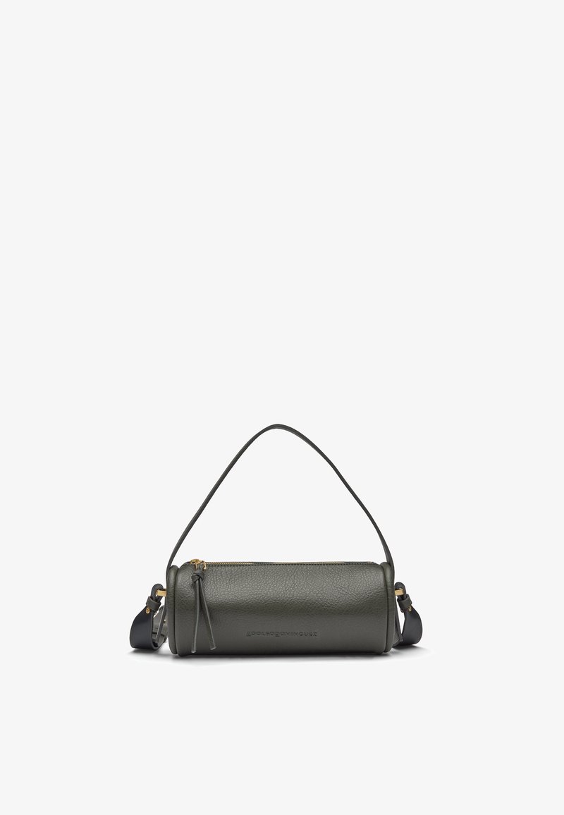 Ciemnozielona cylindryczna skórzana torebka z krótkim uchwytem, złotym zamkiem błyskawicznym i regulowanym czarnym paskiem na ramię.
