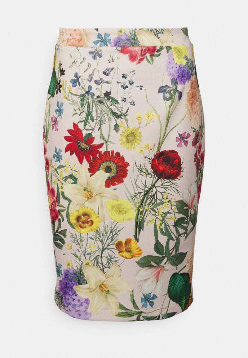 Květní tužková sukně z jasně růžové látky, která má živý potisk s různými barevnými květinami, včetně červených, žlutých a fialových květů.