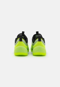 Schwarze und neongrüne Sportschuhe mit einem Mesh-Obermaterial, strukturierten Akzenten und hinteren Zuglaschen. Verfügt über eine geschwungene Sohle und reflektierende Details.