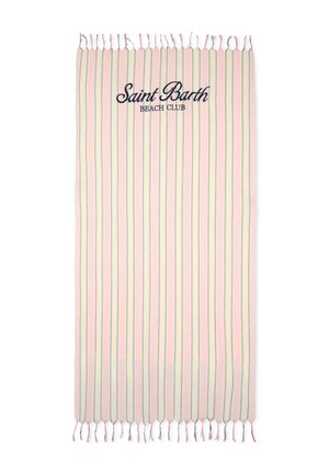 Ręcznik w jasnoróżowe i beżowe paski z napisem „Saint Barth Beach Club” i zawiązanymi frędzlami na obu końcach.