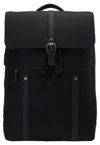 Sac à dos noir rectangulaire avec rabat, sangle à boucle, poche avant zippée et poignée supérieure. Design simple et moderne avec matériel minimal.
