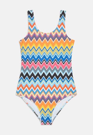 Bañador de una pieza con un patrón en zigzag en naranja, rosa, azul, amarillo y negro. Fabricado con un material texturizado y elástico.