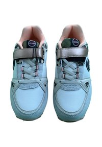 Scarpe da ginnastica azzurro chiaro realizzate in rete e suede, con una fascia in velcro, fodera interna rosa e dettagli con stampa leopardata sul colletto.