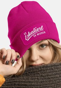 MoonWorks MIT PATCH MIT SPRUCH PARTY ESKALIERT EH WIEDER AUFDRUCK LUSTIG  - Beanie - pink