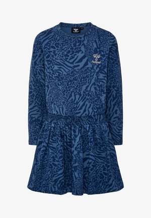 Niebieska sukienka z długim rękawem w ciemnoniebieski zwierzęcy wzór, z elastyczną talią i małym białym logo Hummel na górnej części klatki piersiowej.