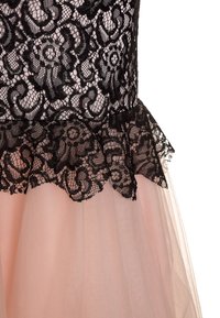 Bodice en dentelle noire avec un motif floral, doté d'un bord festonné, complété par une jupe en tulle rose pâle et douce. Design texturé et superposé.