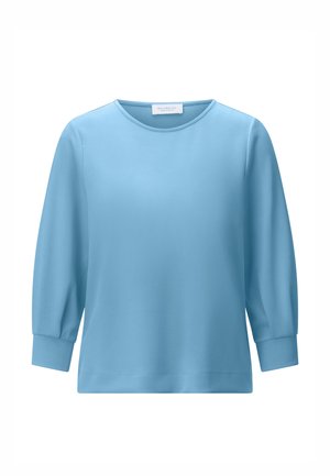 Lichtblauwe blouse met lange mouwen, ronde hals en manchetknopen, weergegeven op een witte achtergrond.