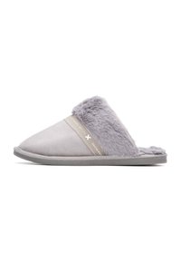 Zapatillas gris con una parte superior suave y esponjosa, un material similar al ante suave y una plantilla acolchada. Presentan una tira decorativa con branding.