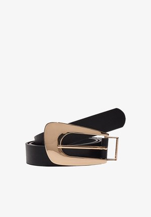 Schwarzer Ledergürtel mit einer großen, geometrischen, goldfarbenen Metallschnalle, auf einem weißen Hintergrund aufgewickelt.