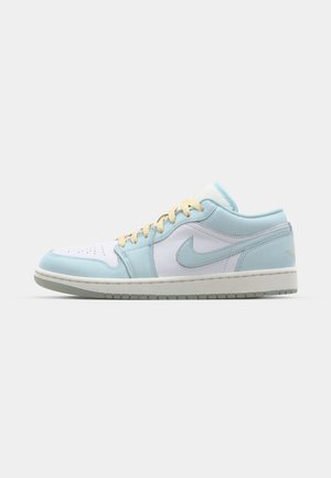 Jordan AIR JORDAN 1 LOW SE - Trainers - glacier blue/sea glass/summit white/guava ice