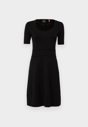 Zwart kort mouwen jurk met een v-halslijn, geribbelde taille en een uitlopende rok. Gemaakt van soepele stof, met een zijsplit.