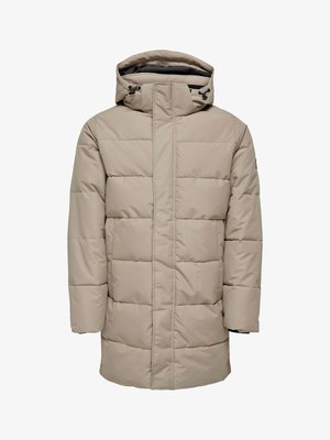 Beige vadderad kappa med hög krage och justerbar huva. Har vertikal dragkedja, stora vadderade sektioner och sidofickor.