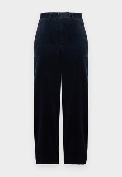 Tumši zili kordurojas bikses ar augstu vidukli, taisnām kājām un divām priekšējām kabatām. Aprīkotas ar rāvējslēdzēju un pogu aizdari. Audums ar tekstūru.