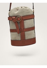 Borsa a secchiello in tessuto beige con manici e dettaglio in pelle marrone, fibbia metallica rotonda e logo impresso sulla base in pelle.