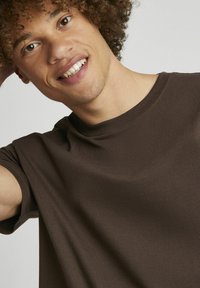 BZB BASIQUE - T-shirt basique - marron foncée