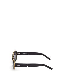 Mustat aurinkolasit, joissa on aaltoileva kehys, keltainen tehosteviiva ja mustat varret, joissa on teksturoitu pito. CE- ja UK-merkinnät läsnä.