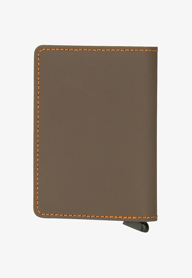 Portefeuille minimaliste marron avec des coutures orange et une petite étiquette noire en bas à droite, sur fond blanc.