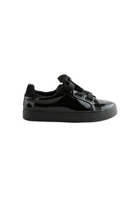 Schwarze Lackledersneaker mit runder Zehenpartie, robuster schwarzer Gummisohle und texturierten Stoffschnürsenkeln. Glatte, glänzende Oberfläche; minimale Details.