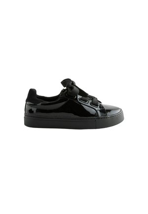Adidași din piele patentată neagră cu vârf rotund, talpă groasă din cauciuc negru și șnururi din material texturat. Finisaj neted și strălucitor; detalii minime.
