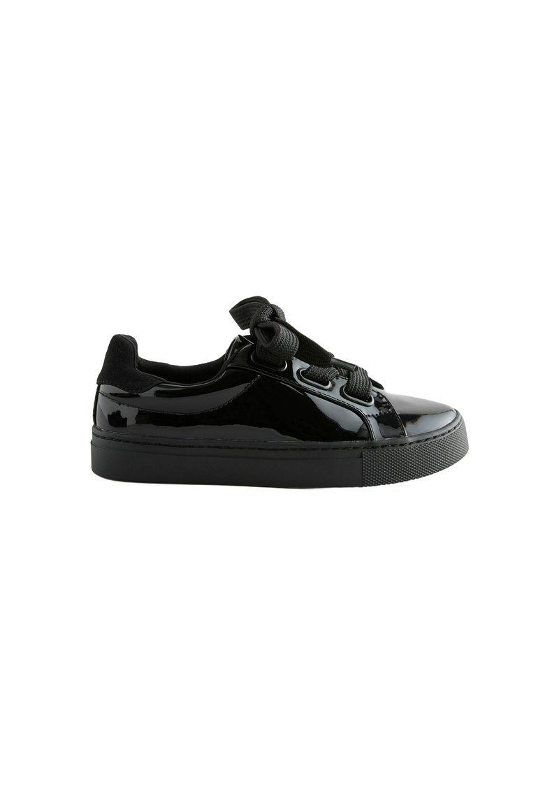 Schwarze Lackledersneaker mit runder Zehenpartie, robuster schwarzer Gummisohle und texturierten Stoffschnürsenkeln. Glatte, glänzende Oberfläche; minimale Details.