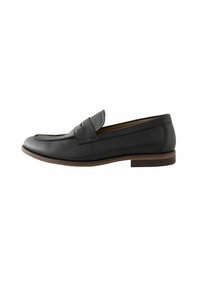 Zwarte leren loafers met een ronde neus, platte hak en een decoratieve band over de voorkant. Getextureerd oppervlak en minimale stikseldetails.