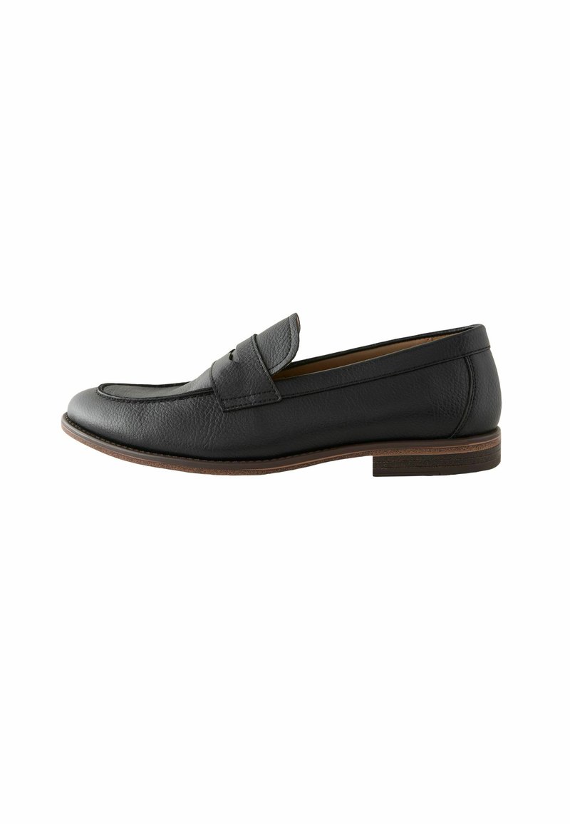 Zwarte leren loafers met een ronde neus, platte hak en een decoratieve band over de voorkant. Getextureerd oppervlak en minimale stikseldetails.