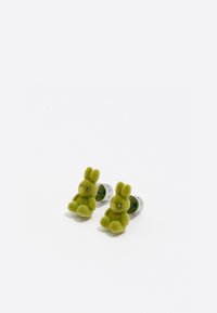 Pendientes en forma de conejo verde, hechos de un material suave y texturizado, con ojos brillantes y herrajes en tono plateado. Diseño compacto y detallado.