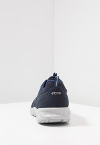 Sneaker Ecco blu navy in tessuto testurizzato, con suola in gomma bianca, linguetta sul retro e marchio discreto in argento sul tallone.