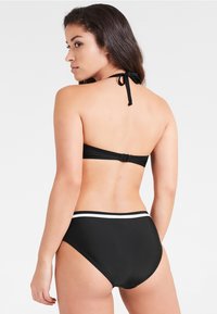 Zwarte bikini met halternek en verstelbare strik, hoge taille onderkant met een witte strook bij de taille, zachte, rekbare stof.