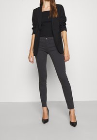 Emporio Armani Skinny-Farkut - black denim