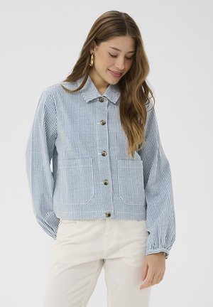 Gestreifte blaue und weiße Jacke mit Kragen, durchgehender Knopfleiste und zwei Taschen vorne. Weiches Material mit Ballonärmeln.