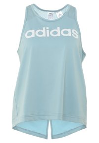 Hellblaues sportliches Tanktop mit großem weißen "adidas"-Logo, ärmellosem Design, Mesh-Einsätzen an den Schultern und einem geschlitzten Saum hinten.