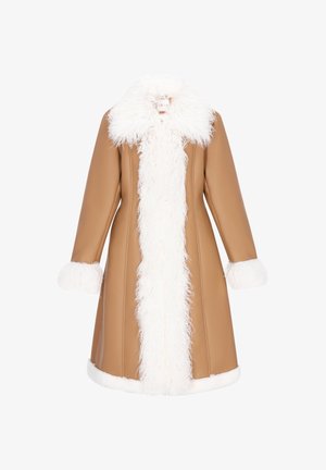 Hnědý kabát z faux kůže s bílým límcem z faux kožešiny a předním panelem, s kožešinovými detaily na manžetách, navržený v rovné siluetě.